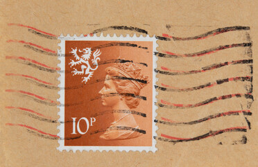 briefmarke stamp vintage retro alt old gestempelt used frankiert cancel papier paper red black welle wave wales dragon drache 10p queen königin profile profil braun brown © Spatzenballet
