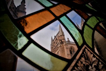 Vista de una torre de la Catedral de Burgos a través de una vidriera