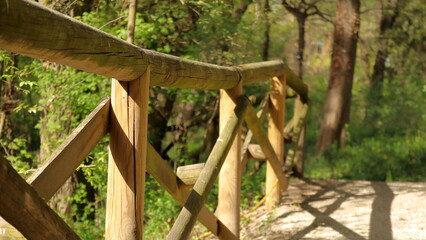 Steccato in legno, staccionata, un sentiero in parco