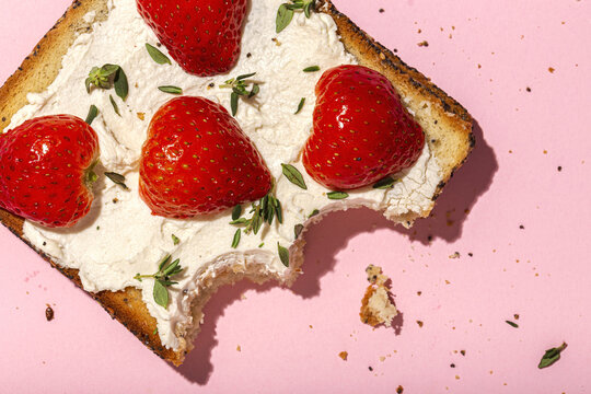Nibbled toasts with strawberries and cream cheese