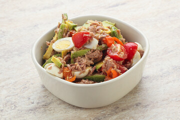 Salad with tuna and avocado