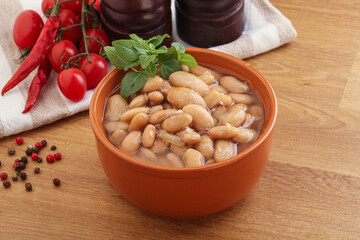 Whinte canned kidney beans in the bowl