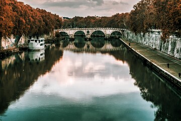 puente romano en un paisaje otoñal