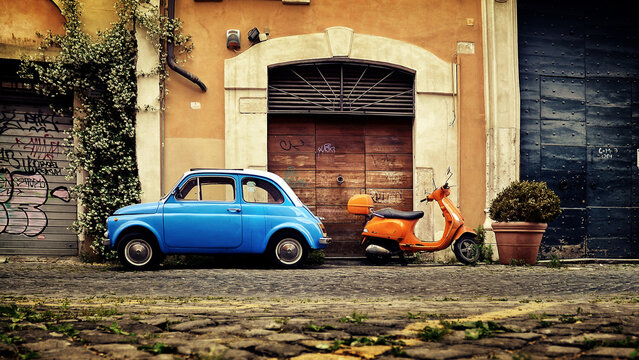 Cinquecento y scooter en una calle de Roma
