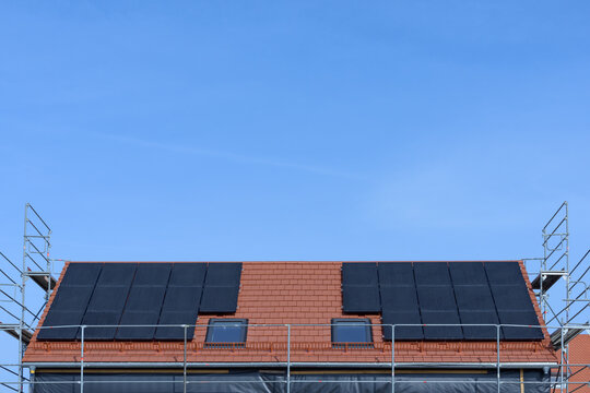 Photovoltaikanlage auf Rohbau Spitzdach, einger&uuml;stet