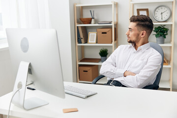 Naklejka premium handsome businessman in a white shirt at the office work executive
