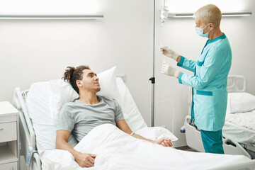 Obraz premium Medical professional using drip chamber of intravenous line