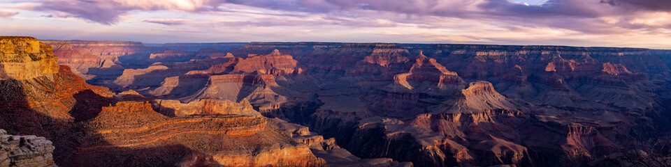Fototapeta na wymiar Panorama of Morning In The Grand Canyon Near Yavapai Geology Museum