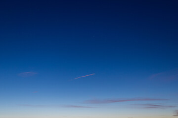Abendhimmel mit Sternen über Deutschland kurz vor Sonnenuntergangen, blaue Stunde. 