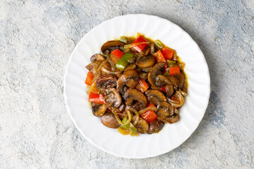 Sauteed mushrooms with onions and peppers. It is eaten as an appetizer with meals. (Turkish name; soslu mantar mezesi)