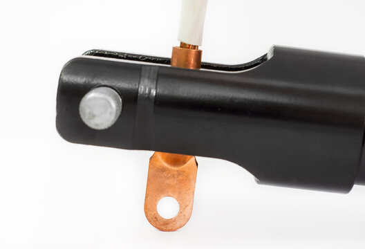 Crimping copper cable lugs with a hydraulic press