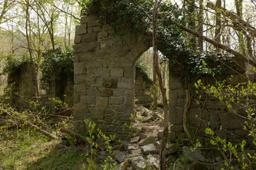 Fototapeta na wymiar Abandoned Ruined Church - Alberton Road Trail, Patapsco Valley State Park