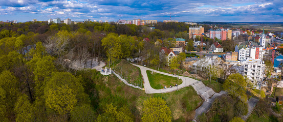 Panoramiczny widok z lotu ptaka na punkt widokowy  i schody do nikąd w parku Siemiradzkiego, miasto Gorzów Wielkopolski