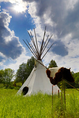 namiot tipi - wigwam na zielonej łące
