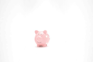 rosa pinkes Sparschwein mit weißen Punkten isoliert - pink pink piggy bank with white dots isolated -