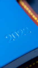"2022" impreso en  agenda con cubierta de piel azul