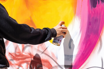 Naklejka premium Hand of an urban artist creating a graffiti work art
