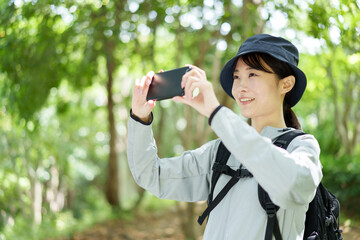 森林で写真を撮る女性