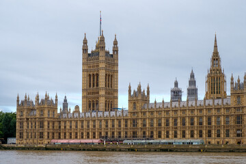 Fototapeta na wymiar London: British parliament and clouds
