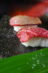 牛肉寿司を炙る