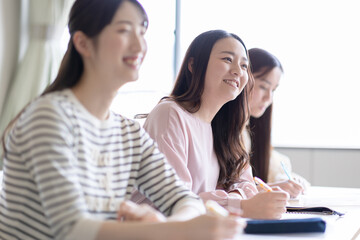 講義を受ける大学生