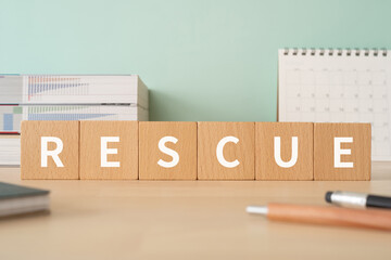 レスキューのイメージ｜「RESCUE」と書かれた積み木が置かれたデスク