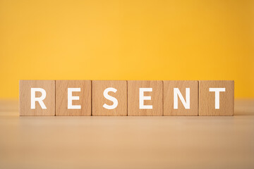 憤慨のイメージ｜「RESENT」と書かれた積み木