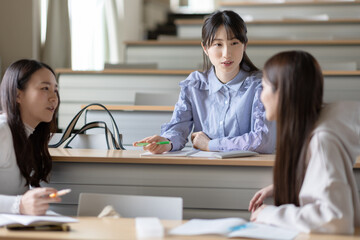 会話をする大学生