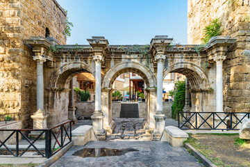 Fototapeta premium Awesome view of Hadrian's Gate (Uckapilar) in Antalya, Turkey