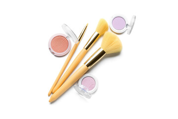 Naklejka premium Eyeshadows and makeup brushes isolated on white, top view