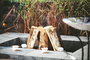 A view of a modern fire pit in an urban area.  - obrazy, fototapety, plakaty