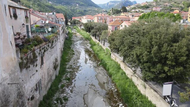 Borgo medioevale di Finalborgo, sulla sinistra le mura. Panoramica aerea. 