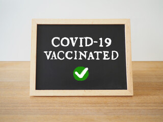 covid-19 vaccinatedと書かれた黒板