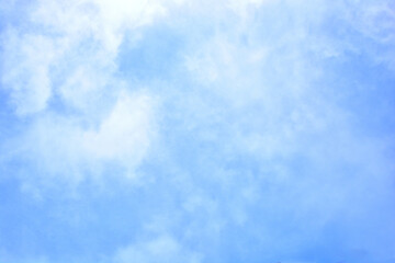 青空と白い雲と太陽の光条