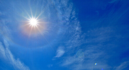青空と白い雲と太陽の光条