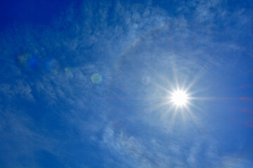Naklejka na ściany i meble 青空と白い雲と太陽の光条