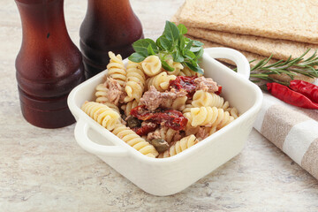 Pasta with tuna and tomato