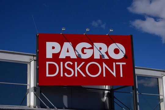 Firmenschild von Pagro Diskont an sonnigem Tag mit blauem Himmel