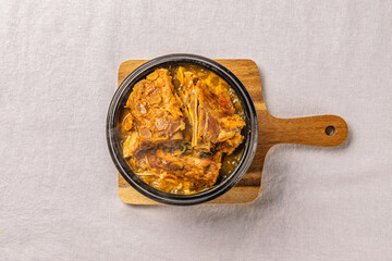 돼지 뼈로 만든 한국식 뼈해장국 감자탕