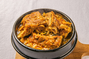 돼지 뼈로 만든 한국식 뼈해장국 감자탕