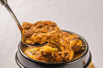 돼지 뼈로 만든 한국식 뼈해장국 감자탕