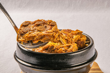 돼지 뼈로 만든 한국식 뼈해장국 감자탕