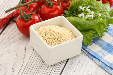 Raw sesame seeds in the bowl