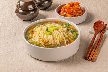 진한 육수와 생면으로 만든 칼국수