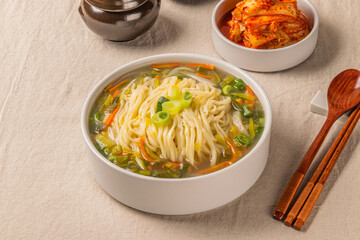 진한 육수와 생면으로 만든 칼국수