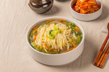 진한 육수와 생면으로 만든 칼국수