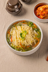 진한 육수와 생면으로 만든 칼국수