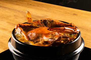 신선한 꽃게로 만든 국물 요리