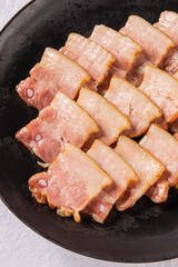 오랜 시간 훈연하여 만든 바베큐 삼겹살