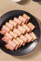 오랜 시간 훈연하여 만든 바베큐 삼겹살